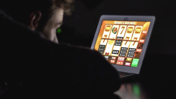 Cash Out interface showing real-time settlement value during live match